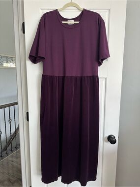 Women's Short Sleeve Midi Dress in Deep Plum